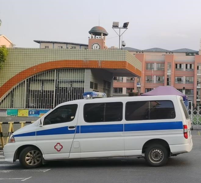 港口救护车出租护送骨折病人一公里多少钱